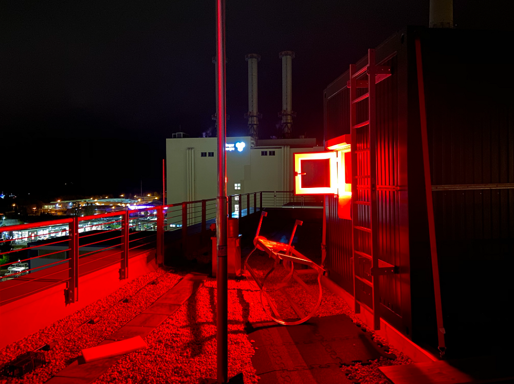 Während der »Langen Nacht der Wissenschaften Jena« wird ein rotes Licht vom Quantencontainer aus weithin über der Stadt zu sehen sein. 